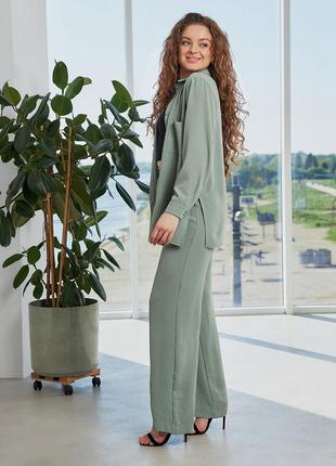 Женский строгий брючный летний костюм: свободные брюки и рубашка оливковый 42-44