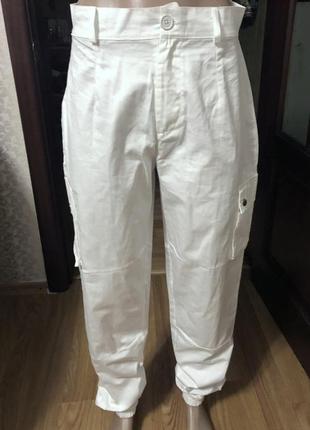 Белые брюки с карманами