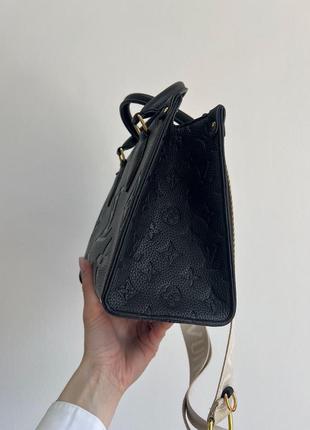 Чорна зерниста шкіряна натуральна жіноча сумка louis vuitton шлеппер луї віттом широкий ремінець на плечі лого3 фото