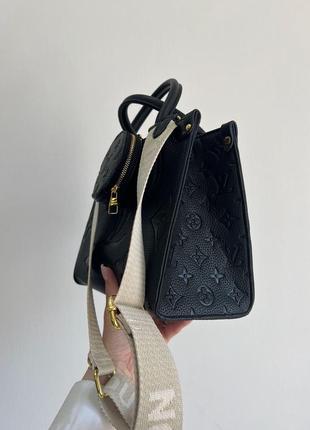 Чорна зерниста шкіряна натуральна жіноча сумка louis vuitton шлеппер луї віттом широкий ремінець на плечі лого5 фото