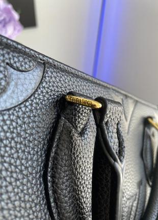 Чорна зерниста шкіряна натуральна жіноча сумка louis vuitton шлеппер луї віттом широкий ремінець на плечі лого7 фото