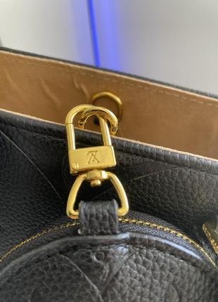 Чорна зерниста шкіряна натуральна жіноча сумка louis vuitton шлеппер луї віттом широкий ремінець на плечі лого8 фото