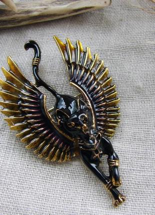 Єгипетська велика брошка з крилатою чорною кішкою бастет. колір золото