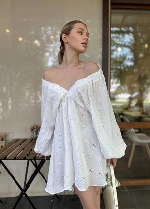 Сукня коротка муслінова вільного крою на довгий рукав з вирізом в зоні декольте стильна трендова молочна