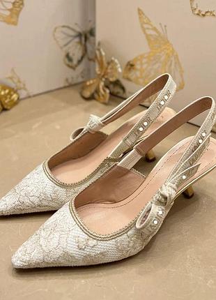 Вишукані босоніжки брендові