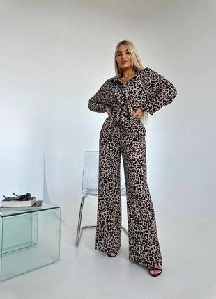 Яскравий трендовий леопардовий костюм креповий жіночий комплект сорочка оверсайз в широкі штани палаццо вільного крою