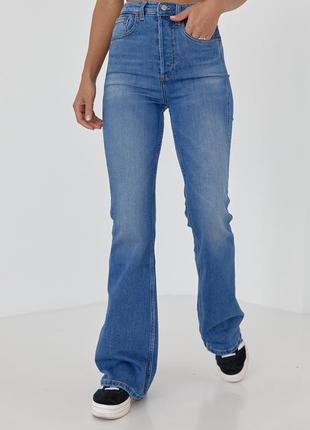 Женские джинсы клеш с круглой кокеткой сзади