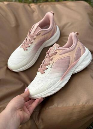 Супер легкі та зручні жіночі кросівки блідо-рожевого кольору