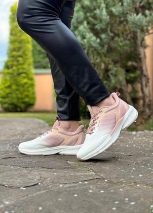 Супер легкі та зручні жіночі кросівки блідо-рожевого кольору4 фото