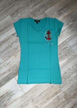 Футболка с принтом и камушками