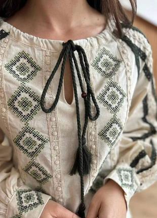 Колоритна українська жіноча вишиванка в кремовому кольорі