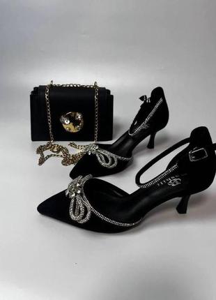 Женские черные замшевые туфли на каблуке с бантиком в стразы