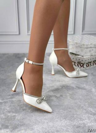 Женские белые туфли на каблуке с бантиком в стразы