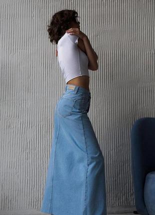Джинсовая юбка с разрезом и боковым гульфиком3 фото