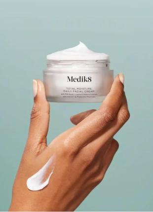 Зволожуючий крем medik8 total moisture daily facial cream