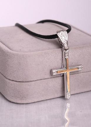 Срібний хрест рівний, родований, із золотою пластиною.