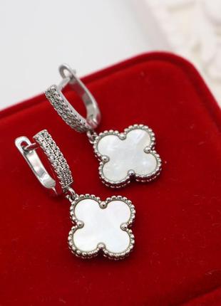 Висячі сережки з білою конюшиною в стилі ван кліф. родована біжутерія