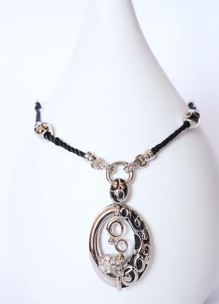 Кольє з великим овальним кулоном.