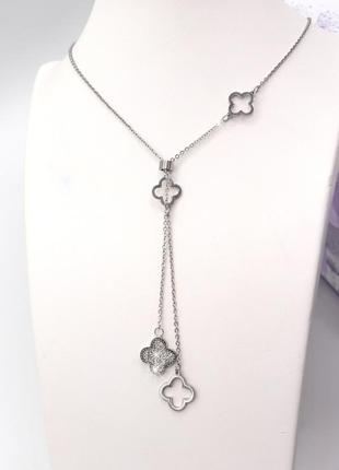 Короткое колье галстук "клевер"  с кристаллами сваровски из ювелирной стали 40-45см, цвет серебра. бижутерия.