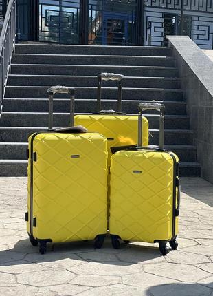 Ударостійка пластикова wings середня валіза дорожня m на колесах польща 75 літрів