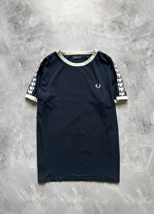 Футболка fred perry на лампасах