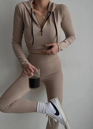 Базовый обтягивающий спортивный женский костюм в рубчик с капюшоном и леггинсы