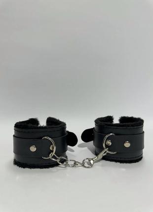 Черные кожаные бдсм наручники с мехом для садо-мазо игр