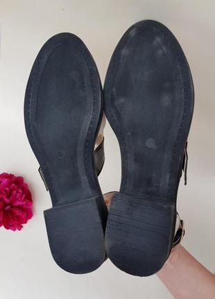 Дуже стильні контрасні туфлі босоніжки сандалі із золотими пряжками