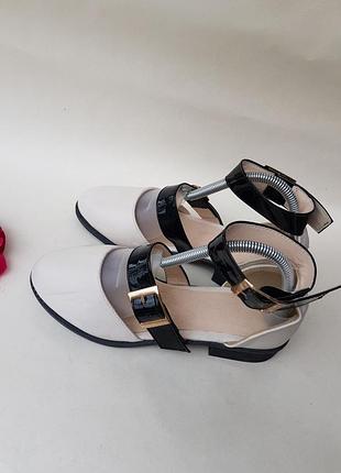 Дуже стильні контрасні туфлі босоніжки сандалі із золотими пряжками