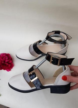 Дуже стильні контрасні туфлі босоніжки сандалі із золотими пряжками