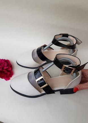 Дуже стильні контрасні туфлі босоніжки сандалі із золотими пряжками