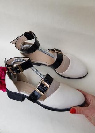 Очень стильные контрасные туфли босоножки сандалии с золотыми пряжками6 фото
