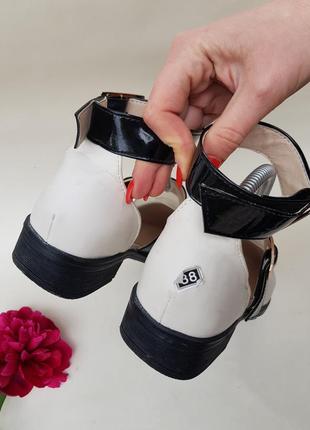 Дуже стильні контрасні туфлі босоніжки сандалі із золотими пряжками