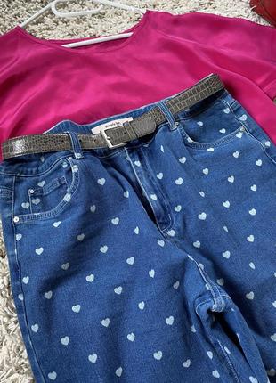 Стильные  комфортные эластичные джинсы мом в принт сердечки,simply by denim,44-467 фото