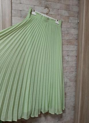 Плиссированная юбка нежно салатного цвета8 фото