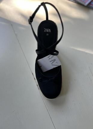 Босоніжки танкетка zara