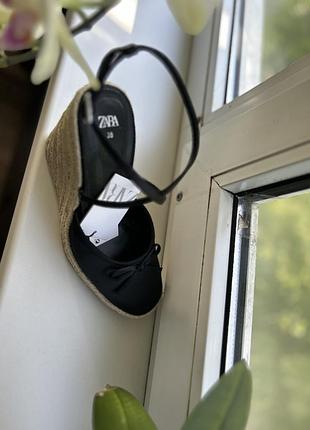 Босоніжки танкетка zara