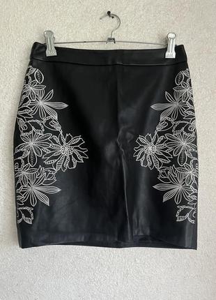 Мини юбочка из эко кожи с вышивкой1 фото