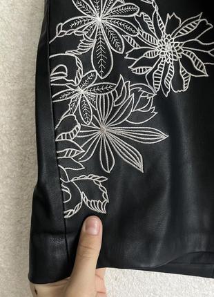 Мини юбочка из эко кожи с вышивкой5 фото