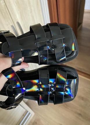 Новые голографические сандалии