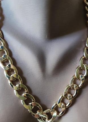 Кольє у вигляді важкого великого ланцюга