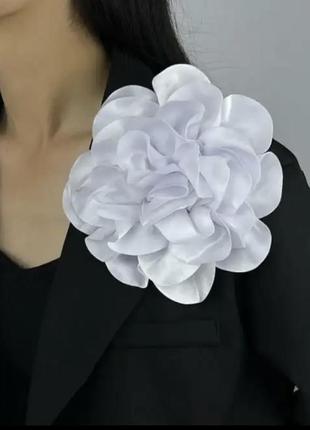 Брошка біла на піджак квітка троянда текстильна1 фото