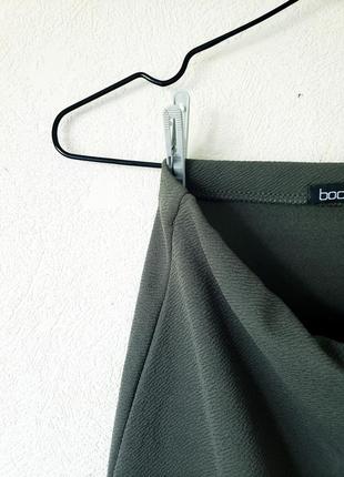Стречевая текстурированная миди юбка карандаш на комфортной талии оттенка хаки boohoo6 фото