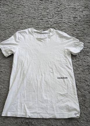 Базовая коттоновая футболка calvin klein, size m, плечи 41 подмышки 48 длина 70