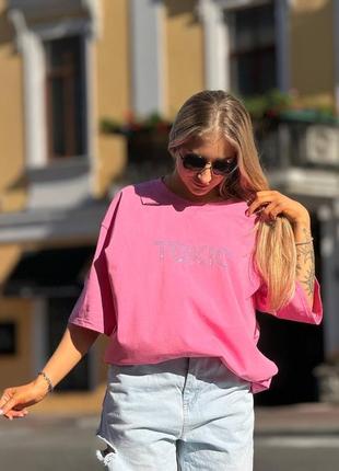 Качественная трендовая женская оверсайз футболка с камушками toxic стильная из кулира2 фото