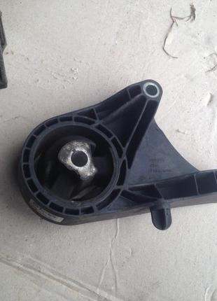 Подушка кріплення двигуна кпп 13227767 bl opel insignia