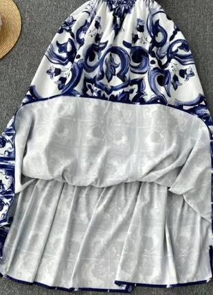 Платье сине-белого цвета с орнаментом3 фото