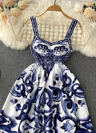Платье сине-белого цвета с орнаментом4 фото