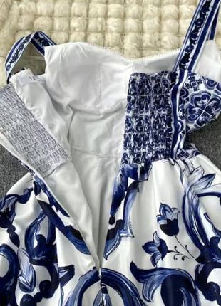 Платье сине-белого цвета с орнаментом10 фото