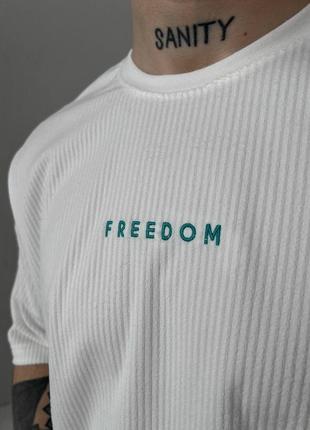 Стильна  чоловіча вельветова футболка "freedom" у білому кольорі2 фото